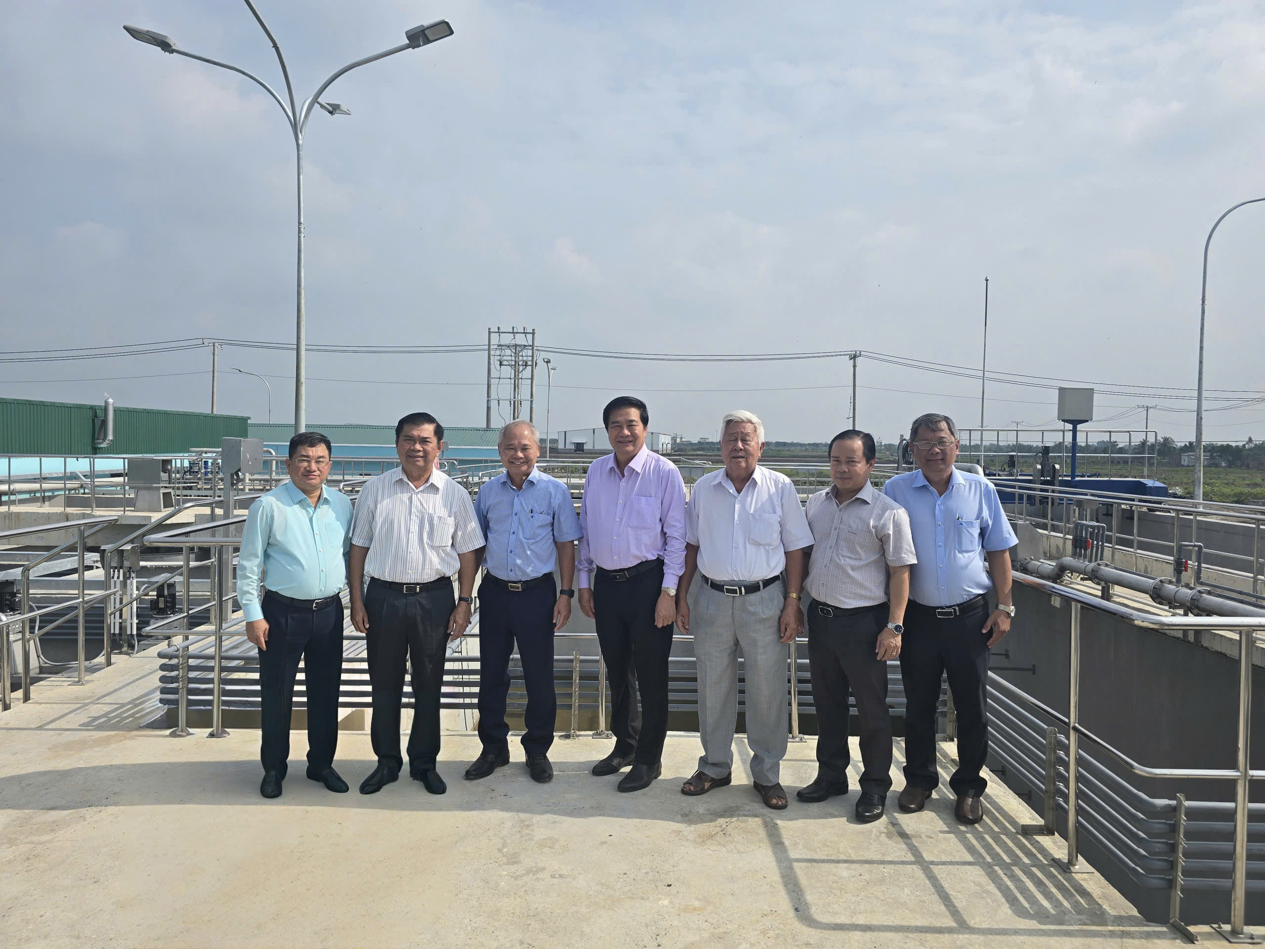 CÁC ĐỒNG CHÍ NGUYÊN LÃNH ĐẠO TỈNH THĂM DỰ ÁN KHU CÔNG NGHIỆP THỦ THỪA